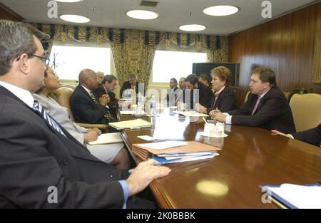 Besuch der russischen Gouverneurin Valentina Matwienko - Besuch der Gouverneurin von St. Petersburg, der russischen Gouverneurin Valentina Matwijenko und der Mitarbeiter des HUD-Hauptquartiers zum Treffen mit dem Sekretär Alphonso Jackson, Mitarbeitern. Besuch der russischen Gouverneurin Valentina Matwienko, Besuch von St. Petersburg, der russischen Gouverneurin Valentina Matwijenko und der Mitarbeiter des HUD-Hauptquartiers zum Treffen mit dem Sekretär Alphonso Jackson, Mitarbeitern. Stockfoto