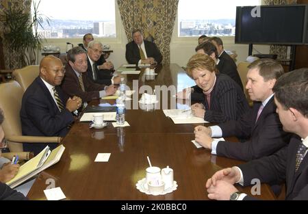 Besuch der russischen Gouverneurin Valentina Matwienko - Besuch der Gouverneurin von St. Petersburg, der russischen Gouverneurin Valentina Matwijenko und der Mitarbeiter des HUD-Hauptquartiers zum Treffen mit dem Sekretär Alphonso Jackson, Mitarbeitern. Besuch der russischen Gouverneurin Valentina Matwienko, Besuch von St. Petersburg, der russischen Gouverneurin Valentina Matwijenko und der Mitarbeiter des HUD-Hauptquartiers zum Treffen mit dem Sekretär Alphonso Jackson, Mitarbeitern. Stockfoto