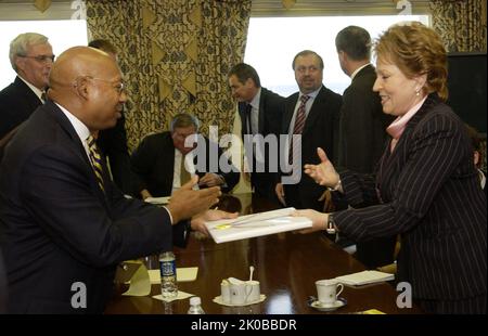 Besuch der russischen Gouverneurin Valentina Matwienko - Besuch der Gouverneurin von St. Petersburg, der russischen Gouverneurin Valentina Matwijenko und der Mitarbeiter des HUD-Hauptquartiers zum Treffen mit dem Sekretär Alphonso Jackson, Mitarbeitern. Besuch der russischen Gouverneurin Valentina Matwienko, Besuch von St. Petersburg, der russischen Gouverneurin Valentina Matwijenko und der Mitarbeiter des HUD-Hauptquartiers zum Treffen mit dem Sekretär Alphonso Jackson, Mitarbeitern. Stockfoto