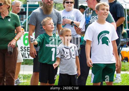 East Lansing, Michigan, USA. 10. September 2022. Spartanische Fans warten auf Spieler des Staates Michigan, die zum Spartan Stadium laufen, bevor sie gegen Akron antreten. (Bild: © Scott Mapes/ZUMA Press Wire) Bild: ZUMA Press, Inc./Alamy Live News Stockfoto