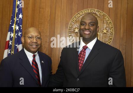 Sekretär Alphonso Jackson mit Rodney Bullard - Sekretär Alphonso Jackson trifft sich im HUD-Hauptquartier mit Rodney Bullard, Sonderanwalt bei der Air Force Legal Services Agency und 2005-2006 Fellow im Weißen Haus. Sekretär Alphonso Jackson mit dem Thema Rodney Bullard, Sekretär Alphonso Jackson trifft sich im HUD-Hauptquartier mit Rodney Bullard, Sonderanwalt bei der Air Force Legal Services Agency und 2005-2006 Fellow im Weißen Haus. Stockfoto