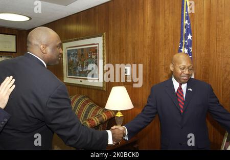 Sekretär Alphonso Jackson mit Rodney Bullard - Sekretär Alphonso Jackson trifft sich im HUD-Hauptquartier mit Rodney Bullard, Sonderanwalt bei der Air Force Legal Services Agency und 2005-2006 Fellow im Weißen Haus. Sekretär Alphonso Jackson mit dem Thema Rodney Bullard, Sekretär Alphonso Jackson trifft sich im HUD-Hauptquartier mit Rodney Bullard, Sonderanwalt bei der Air Force Legal Services Agency und 2005-2006 Fellow im Weißen Haus. Stockfoto