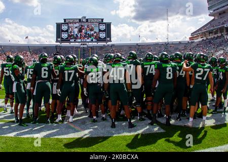 East Lansing, Michigan, USA. 10. September 2022. Spieler des Staates Michigan versammeln sich in der Endzone vor ihrem Spiel gegen Akron im Spartan Stadium. (Bild: © Scott Mapes/ZUMA Press Wire) Bild: ZUMA Press, Inc./Alamy Live News Stockfoto