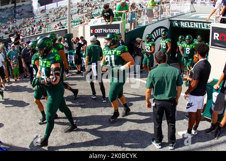 East Lansing, Michigan, USA. 10. September 2022. Spieler des Staates Michigan kommen aus dem Tunnel, um sich vor ihrem Spiel gegen Akron im Spartan Stadium aufzuwärmen. (Bild: © Scott Mapes/ZUMA Press Wire) Bild: ZUMA Press, Inc./Alamy Live News Stockfoto