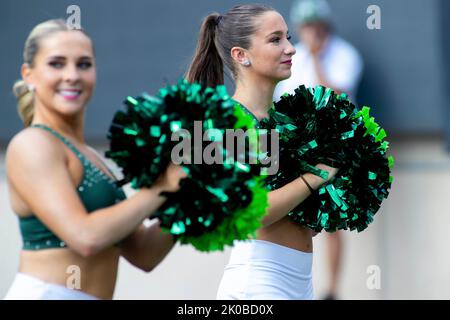 East Lansing, Michigan, USA. 10. September 2022. Cheerleader des Staates Michigan treten vor dem Spartans-Spiel gegen Akron im Spartan Stadium auf. (Bild: © Scott Mapes/ZUMA Press Wire) Bild: ZUMA Press, Inc./Alamy Live News Stockfoto