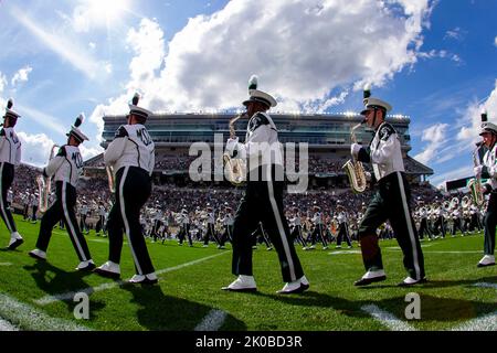 East Lansing, Michigan, USA. 10. September 2022. Die Michigan State Band tritt vor dem Spartans-Spiel gegen Akron im Spartan Stadium auf. (Bild: © Scott Mapes/ZUMA Press Wire) Bild: ZUMA Press, Inc./Alamy Live News Stockfoto