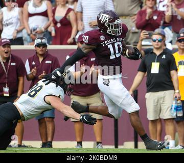 College Station, TX, USA. 10. September 2022. Fadil Diggs (10), Verteidigungslineman von Texas A&M, gibt einen anfechtigen Fumble für einen Touchdown auf ein Spiel zurück, das Beamte während eines College-Fußballspiels zwischen Texas A&M und Appalachian State am 10. September als unvollständigen Pass umgedreht haben. 2022 in College Station, Texas. Nicht rangierte Appalachian State Unreed No. 6 Texas A&M 17-14. (Bild: © Scott Coleman/ZUMA Press Wire) Stockfoto