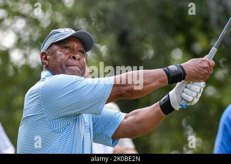 Jennings, Missouri, USA . 10. September 2022: Ozzie Smith von den St. Louis Cardinals beobachtet, wie sein T-Shirt während der Legends Charity Challenge am zweiten Tag des Ascension Charity Classic im Norwood Hills Country Club in Jennings, MO, gedreht wurde Richard Ulreich/CSM Credit: CAL Sport Media/Alamy Live News Stockfoto