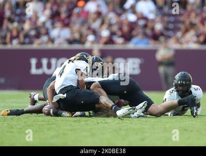 College Station, TX, USA. 10. September 2022. Die Spieler kämpfen für ein Texas A&M-Fumble, das schließlich vom Appalachian State während eines College-Fußballspiels am 10. September wiedergefunden wurde. 2022 in College Station, Texas. Nicht rangierte Appalachian State Unreed No. 6 Texas A&M 17-14. (Bild: © Scott Coleman/ZUMA Press Wire) Stockfoto