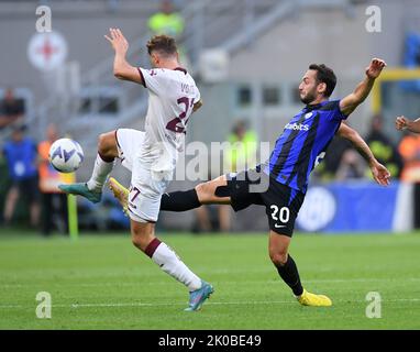 Mailand, Italien. 10. September 2022. Hakan Calhanoglu (R) des FC Inter steht im Spiel mit Mergim Vojvoda aus Turin während eines Fußballspiels zwischen FC Inter und Turin in Mailand, Italien, am 10. September 2022. Quelle: Str/Xinhua/Alamy Live News Stockfoto
