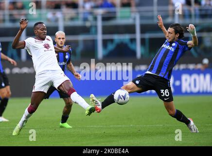 Mailand, Italien. 10. September 2022. Matteo Darmian(R) von FC Inter spielt mit dem Torino Demba Seck während eines Fußballspiels zwischen FC Inter und Turin in Mailand, Italien, am 10. September 2022. Quelle: Str/Xinhua/Alamy Live News Stockfoto