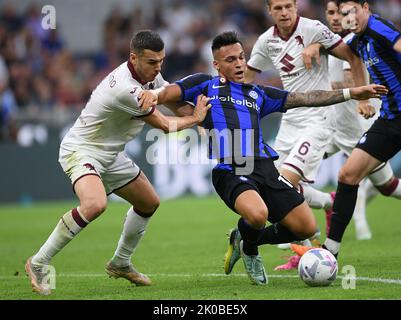 Mailand, Italien. 10. September 2022. Lautaro Martinez (R) des FC Inter steht mit Alessandro Buongiorno aus Turin während eines Fußballspiels zwischen FC Inter und Turin in Mailand, Italien, am 10. September 2022. Quelle: Str/Xinhua/Alamy Live News Stockfoto