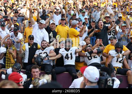 College Station, TX, USA. 10. September 2022. Appalachian State Fans und Spieler feiern am 10. September ihren 17-14-Sieg über die Nummer 6 Texas A&M. 2022 in College Station, Texas. (Bild: © Scott Coleman/ZUMA Press Wire) Stockfoto