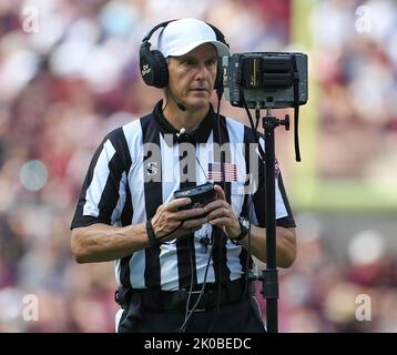 College Station, TX, USA. 10. September 2022. Schiedsrichter Steve Marlowe überprüft ein Spiel während eines College-Fußballspiels zwischen Texas A&M und Appalachian State am 10. September. 2022 in College Station, Texas. Nicht rangierte Appalachian State Unreed No. 6 Texas A&M 17-14. (Bild: © Scott Coleman/ZUMA Press Wire) Stockfoto