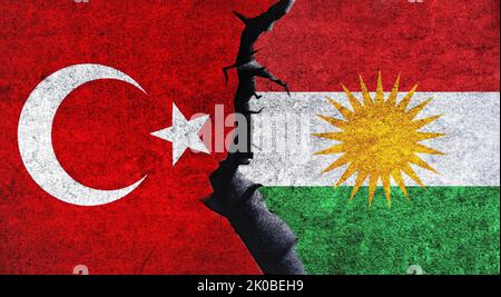 Türkei gegen Kurdistan Flaggen an einer Wand mit einem Riss. Kurdistan und Türkei Konflikt, Kriegskrise, Wirtschaft, Beziehung, Handelskonzept Stockfoto