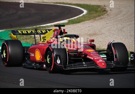 Monza, Italien. 10. September 2022. Ferrari's Monegassischer Fahrer Charles Leclerc tritt während des Qualifyings des Formel 1 Grand Prix von Italien auf dem Monza Circuit, Italien, am 10. September 2022 an. Quelle: Meng Dingbo/Xinhua/Alamy Live News Stockfoto