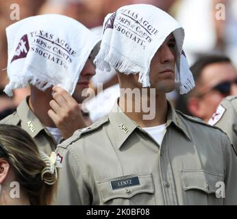 College Station, TX, USA. 10. September 2022. Texas A&M Studenten decken ihre Köpfe mit Handtüchern, um die Temperaturen von über 100 Grad auf dem Feld während eines College-Fußballspiels am 10. September zu lindern. 2022 in College Station, Texas. Nicht rangierte Appalachian State Unreed No. 6 Texas A&M 17-14. (Bild: © Scott Coleman/ZUMA Press Wire) Stockfoto