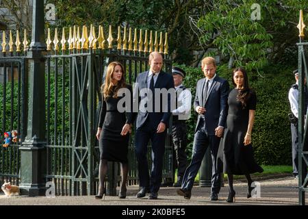 Windsor, Großbritannien. 10.. September 2022. Prinz William und Catherine, der neue Prinz und die Prinzessin von Wales, kommen in Begleitung von Prinz Harry und Meghan, dem Herzog und der Herzogin von Sussex, an, um nach dem Tod von Königin Elizabeth II. Vor dem Cambridge Gate im Schloss Windsor Blumen-Tribute zu sehen Königin Elizabeth II., die dienstälteste Monarchin Großbritanniens, starb am 8.. September 2022 in Balmoral im Alter von 96 Jahren nach einer Regierungszeit von 70 Jahren. Kredit: Mark Kerrison/Alamy Live Nachrichten Stockfoto