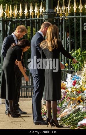 Windsor, Großbritannien. 10.. September 2022. Prinz William und Catherine, der neue Prinz und die Prinzessin von Wales, sehen in Begleitung von Prinz Harry und Meghan, dem Herzog und der Herzogin von Sussex, Blumengebete, die nach dem Tod von Königin Elizabeth II. Vor dem Cambridge Gate im Schloss Windsor gelegt wurden Königin Elizabeth II., die dienstälteste Monarchin Großbritanniens, starb am 8.. September 2022 in Balmoral im Alter von 96 Jahren nach einer Regierungszeit von 70 Jahren. Kredit: Mark Kerrison/Alamy Live Nachrichten Stockfoto