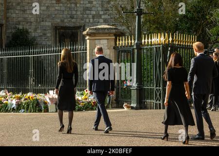 Windsor, Großbritannien. 10.. September 2022. Prinz William und Catherine, der neue Prinz und die Prinzessin von Wales, sehen in Begleitung von Prinz Harry und Meghan, dem Herzog und der Herzogin von Sussex, Blumengebete, die nach dem Tod von Königin Elizabeth II. Vor dem Cambridge Gate im Schloss Windsor gelegt wurden Königin Elizabeth II., die dienstälteste Monarchin Großbritanniens, starb am 8.. September 2022 in Balmoral im Alter von 96 Jahren nach einer Regierungszeit von 70 Jahren. Kredit: Mark Kerrison/Alamy Live Nachrichten Stockfoto
