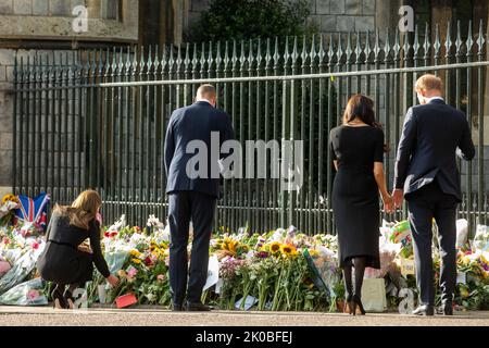 Windsor, Großbritannien. 10.. September 2022. Prinz William und Catherine, der neue Prinz und die Prinzessin von Wales, sehen in Begleitung von Prinz Harry und Meghan, dem Herzog und der Herzogin von Sussex, Blumengebete, die nach dem Tod von Königin Elizabeth II. Vor dem Cambridge Gate im Schloss Windsor gelegt wurden Königin Elizabeth II., die dienstälteste Monarchin Großbritanniens, starb am 8.. September 2022 in Balmoral im Alter von 96 Jahren nach einer Regierungszeit von 70 Jahren. Kredit: Mark Kerrison/Alamy Live Nachrichten Stockfoto