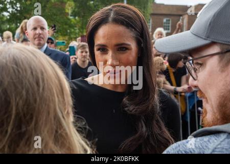 Windsor, Großbritannien. 10.. September 2022. Meghan, die Herzogin von Sussex, begrüßt auf dem langen Spaziergang vor dem Schloss Windsor gute Gratulanten. Es versammelten sich Menschenmengen, um Königin Elizabeth II., der am längsten amtsdienenden Monarchin Großbritanniens, zu ehren, die am 8.. September 2022 nach 70 Jahren Herrschaft in Balmoral im Alter von 96 Jahren starb. Kredit: Mark Kerrison/Alamy Live Nachrichten Stockfoto