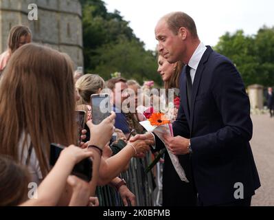 Windsor, Großbritannien. 11. September 2022. Der britische Prinz William, Prinz von Wales, (R) und seine Frau die britische Prinzessin Catherine von Wales plaudert am Samstag, dem 10. September 2022, auf dem Long Walk in Windsor Castle mit den Verweigern. König Karl III. Versprach, dem Beispiel seiner Mutter des „lebenslangen Dienstes“ in seiner Antrittsrede an Großbritannien und den Commonwealth am Freitag zu folgen, nachdem er nach dem Tod von Königin Elizabeth II. Am 8. September auf den Thron bestiegen hatte. Foto von Photo by The Royal Family/ Kredit: UPI/Alamy Live News Stockfoto