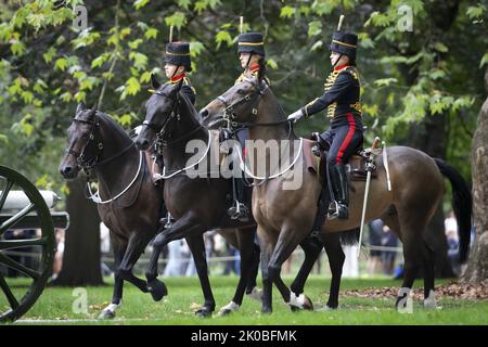 London, Großbritannien. 11. September 2022. Mitglieder der Königstruppe Royal Horse Artillery, British Army, treffen ein, um den Royal Salute im Hyde Park zu feuern, der anlässlich der Hauptproklamation von König Charles III. Am Samstag, dem 10. September 2022, in London stattfindet. König Karl III. Versprach, dem Beispiel seiner Mutter des „lebenslangen Dienstes“ in seiner Antrittsrede an Großbritannien und den Commonwealth am Freitag zu folgen, nachdem er nach dem Tod von Königin Elizabeth II. Am 8. September auf den Thron bestiegen hatte. Foto vom britischen Verteidigungsminister/UP Quelle: UPI/Alamy Live News Stockfoto