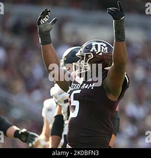 College Station, TX, USA. 10. September 2022. Shemar Turner (5), der Verteidigungslineman von Texas A&M, zeigt sich während eines College-Fußballspiels am 10. September der Menge gegenüber. 2022 in College Station, Texas. Nicht rangierte Appalachian State Unreed No. 6 Texas A&M 17-14. (Bild: © Scott Coleman/ZUMA Press Wire) Stockfoto