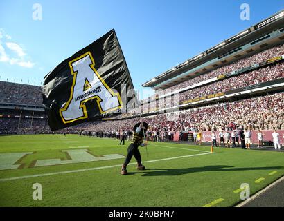 College Station, TX, USA. 10. September 2022. Das Maskottchen der Bergsteiger des Appalachian State, Yosef, winkt nach dem Go-Ahead-Ziel des Teams eine Flagge auf dem Feld, um am 10. September einen Sieg von 17-14 über die Nummer 6 Texas A&M zu erringen. 2022 in College Station, Texas. (Bild: © Scott Coleman/ZUMA Press Wire) Stockfoto