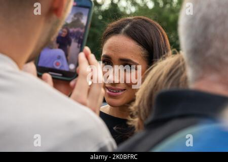 Windsor, Großbritannien. 10.. September 2022. Meghan, die Herzogin von Sussex, begrüßt auf dem langen Spaziergang vor dem Schloss Windsor gute Gratulanten. Es versammelten sich Menschenmengen, um Königin Elizabeth II., der am längsten amtsdienenden Monarchin Großbritanniens, zu ehren, die am 8.. September 2022 nach 70 Jahren Herrschaft in Balmoral im Alter von 96 Jahren starb. Kredit: Mark Kerrison/Alamy Live Nachrichten Stockfoto