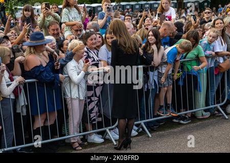 Windsor, Großbritannien. 10.. September 2022. Catherine, die neue Prinzessin von Wales, begrüßt vor Windsor Castle die guten Windschwalben. Es versammelten sich Menschenmengen, um Königin Elizabeth II., der am längsten amtsdienenden Monarchin Großbritanniens, zu ehren, die am 8.. September 2022 nach 70 Jahren Herrschaft in Balmoral im Alter von 96 Jahren starb. Kredit: Mark Kerrison/Alamy Live Nachrichten Stockfoto