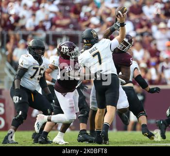 College Station, TX, USA. 10. September 2022. Der texanische A&M-Verteidigungslineman Tunmise Adeleye (30) und der defensive Lineman Shemar Turner (5) drücken während eines College-Fußballspiels am 10. September auf den Appalachian State Quarterback Chase Brice (7). 2022 in College Station, Texas. Nicht rangierte Appalachian State Unreed No. 6 Texas A&M 17-14. (Bild: © Scott Coleman/ZUMA Press Wire) Stockfoto