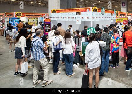 Macau. 10. September 2022. Die Menschen besuchen eine Einkaufsmesse anlässlich des Mid-Autumn Festivals im südchinesischen Macao, 10. September 2022. Quelle: Cheong Kam Ka/Xinhua/Alamy Live News Stockfoto