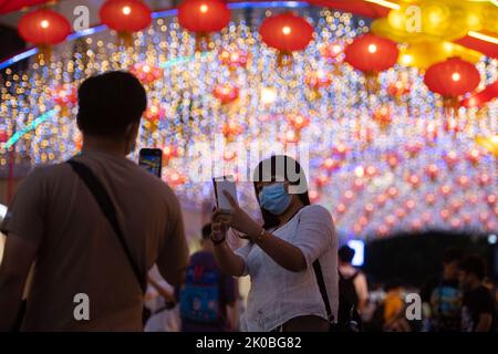 Macau. 10. September 2022. Menschen machen Fotos, während sie Beleuchtungseinrichtungen auf dem Senado-Platz anlässlich des Mid-Autumn Festivals im südchinesischen Macao, 10. September 2022, sehen. Quelle: Cheong Kam Ka/Xinhua/Alamy Live News Stockfoto