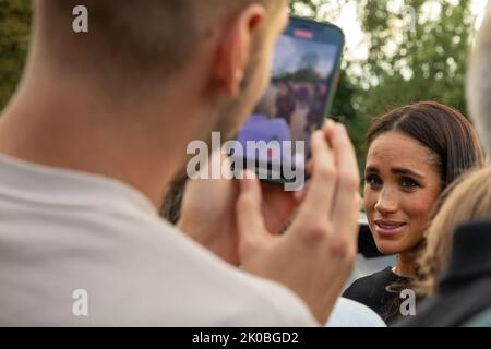 Windsor, Großbritannien. 10.. September 2022. Meghan, die Herzogin von Sussex, begrüßt auf dem langen Spaziergang vor dem Schloss Windsor gute Gratulanten. Es versammelten sich Menschenmengen, um Königin Elizabeth II., der am längsten amtsdienenden Monarchin Großbritanniens, zu ehren, die am 8.. September 2022 nach 70 Jahren Herrschaft in Balmoral im Alter von 96 Jahren starb. Kredit: Mark Kerrison/Alamy Live Nachrichten Stockfoto