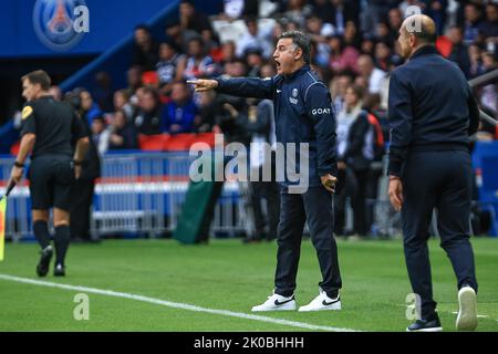 Paris, Frankreich. 10. September 2022. Der Cheftrainer von Paris Saint-Germain, Christophe Galtier, zeigt sich während eines Fußballspiels der französischen Ligue 1 zwischen Paris-Saint Germain (PSG) und Stade Brestois 29 (Brest) am 10. September 2022 in Paris, Frankreich. Quelle: Aurelien Morissard/Xinhua/Alamy Live News Stockfoto