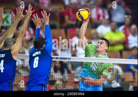 Katowice. 10. September 2022. Klemen Cebulj (R) aus Slowenien tritt am 10. September 2022 im Halbfinale zwischen Italien und Slowenien bei der Volleyball-Weltmeisterschaft der Männer 2022 in Katowice, Polen, an. Quelle: Lukasz Laskowski/Xinhua/Alamy Live News Stockfoto