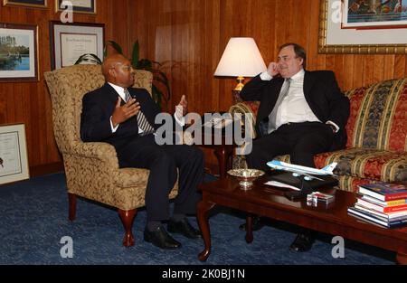 Sekretär Alphonso Jackson mit dem stellvertretenden britischen Premierminister John Prescott. Sekretär Alphonso Jackson mit dem stellvertretenden britischen Premierminister John Prescott, Sekretär Alphonso Jackson trifft sich im HUD-Hauptquartier mit dem stellvertretenden britischen Premierminister John Prescott. Stockfoto