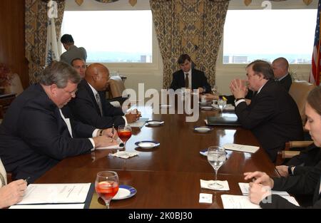 Sekretär Alphonso Jackson mit dem stellvertretenden britischen Premierminister John Prescott. Sekretär Alphonso Jackson mit dem stellvertretenden britischen Premierminister John Prescott, Sekretär Alphonso Jackson trifft sich im HUD-Hauptquartier mit dem stellvertretenden britischen Premierminister John Prescott. Stockfoto