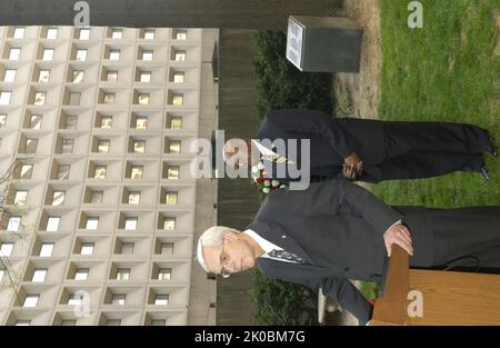 Kranzniederlegung zum zehnten Jahrestag des Bombenanschlags in Oklahoma City. Kranzniederlegung zum zehnten Jahrestag des Bombenanschlags in Oklahoma City, markieren der Sekretär Alphonso Jackson und der stellvertretende Sekretär Roy Bernardi die Zeremonie zur Kranzniederlegung des HUD-Hauptquartiers anlässlich des zehnten Jahrestages der Bombardierung des Bundesgebäudes von Alfred P. Murrah in Oklahoma City, Oklahoma, am 19. April 1995. Stockfoto