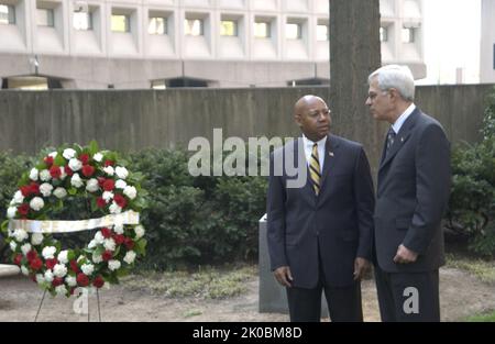 Kranzniederlegung zum zehnten Jahrestag des Bombenanschlags in Oklahoma City. Kranzniederlegung zum zehnten Jahrestag des Bombenanschlags in Oklahoma City, markieren der Sekretär Alphonso Jackson und der stellvertretende Sekretär Roy Bernardi die Zeremonie zur Kranzniederlegung des HUD-Hauptquartiers anlässlich des zehnten Jahrestages der Bombardierung des Bundesgebäudes von Alfred P. Murrah in Oklahoma City, Oklahoma, am 19. April 1995. Stockfoto