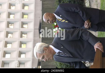 Kranzniederlegung zum zehnten Jahrestag des Bombenanschlags in Oklahoma City. Kranzniederlegung zum zehnten Jahrestag des Bombenanschlags in Oklahoma City, markieren der Sekretär Alphonso Jackson und der stellvertretende Sekretär Roy Bernardi die Zeremonie zur Kranzniederlegung des HUD-Hauptquartiers anlässlich des zehnten Jahrestages der Bombardierung des Bundesgebäudes von Alfred P. Murrah in Oklahoma City, Oklahoma, am 19. April 1995. Stockfoto