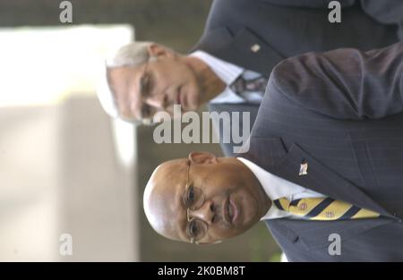 Kranzniederlegung zum zehnten Jahrestag des Bombenanschlags in Oklahoma City. Kranzniederlegung zum zehnten Jahrestag des Bombenanschlags in Oklahoma City, markieren der Sekretär Alphonso Jackson und der stellvertretende Sekretär Roy Bernardi die Zeremonie zur Kranzniederlegung des HUD-Hauptquartiers anlässlich des zehnten Jahrestages der Bombardierung des Bundesgebäudes von Alfred P. Murrah in Oklahoma City, Oklahoma, am 19. April 1995. Stockfoto