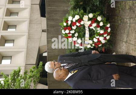 Kranzniederlegung zum zehnten Jahrestag des Bombenanschlags in Oklahoma City. Kranzniederlegung zum zehnten Jahrestag des Bombenanschlags in Oklahoma City, markieren der Sekretär Alphonso Jackson und der stellvertretende Sekretär Roy Bernardi die Zeremonie zur Kranzniederlegung des HUD-Hauptquartiers anlässlich des zehnten Jahrestages der Bombardierung des Bundesgebäudes von Alfred P. Murrah in Oklahoma City, Oklahoma, am 19. April 1995. Stockfoto