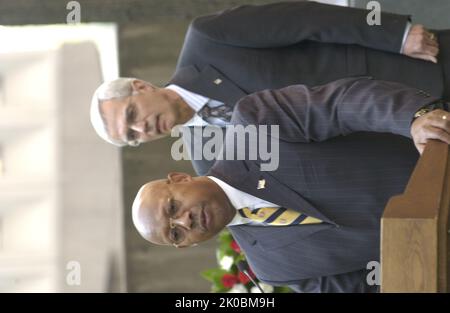 Kranzniederlegung zum zehnten Jahrestag des Bombenanschlags in Oklahoma City. Kranzniederlegung zum zehnten Jahrestag des Bombenanschlags in Oklahoma City, markieren der Sekretär Alphonso Jackson und der stellvertretende Sekretär Roy Bernardi die Zeremonie zur Kranzniederlegung des HUD-Hauptquartiers anlässlich des zehnten Jahrestages der Bombardierung des Bundesgebäudes von Alfred P. Murrah in Oklahoma City, Oklahoma, am 19. April 1995. Stockfoto