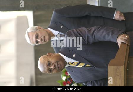 Kranzniederlegung zum zehnten Jahrestag des Bombenanschlags in Oklahoma City. Kranzniederlegung zum zehnten Jahrestag des Bombenanschlags in Oklahoma City, markieren der Sekretär Alphonso Jackson und der stellvertretende Sekretär Roy Bernardi die Zeremonie zur Kranzniederlegung des HUD-Hauptquartiers anlässlich des zehnten Jahrestages der Bombardierung des Bundesgebäudes von Alfred P. Murrah in Oklahoma City, Oklahoma, am 19. April 1995. Stockfoto
