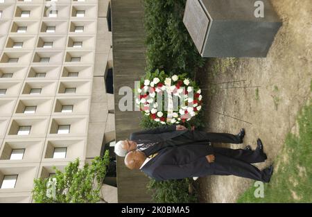 Kranzniederlegung zum zehnten Jahrestag des Bombenanschlags in Oklahoma City. Kranzniederlegung zum zehnten Jahrestag des Bombenanschlags in Oklahoma City, markieren der Sekretär Alphonso Jackson und der stellvertretende Sekretär Roy Bernardi die Zeremonie zur Kranzniederlegung des HUD-Hauptquartiers anlässlich des zehnten Jahrestages der Bombardierung des Bundesgebäudes von Alfred P. Murrah in Oklahoma City, Oklahoma, am 19. April 1995. Stockfoto
