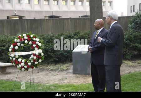 Kranzniederlegung zum zehnten Jahrestag des Bombenanschlags in Oklahoma City. Kranzniederlegung zum zehnten Jahrestag des Bombenanschlags in Oklahoma City, markieren der Sekretär Alphonso Jackson und der stellvertretende Sekretär Roy Bernardi die Zeremonie zur Kranzniederlegung des HUD-Hauptquartiers anlässlich des zehnten Jahrestages der Bombardierung des Bundesgebäudes von Alfred P. Murrah in Oklahoma City, Oklahoma, am 19. April 1995. Stockfoto