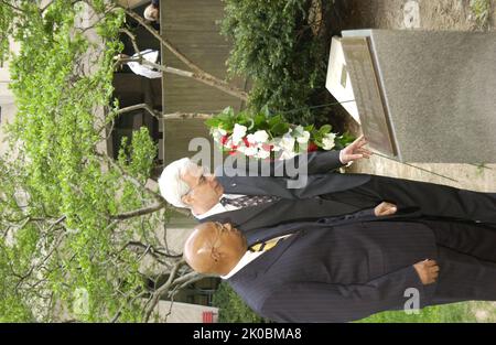 Kranzniederlegung zum zehnten Jahrestag des Bombenanschlags in Oklahoma City. Kranzniederlegung zum zehnten Jahrestag des Bombenanschlags in Oklahoma City, markieren der Sekretär Alphonso Jackson und der stellvertretende Sekretär Roy Bernardi die Zeremonie zur Kranzniederlegung des HUD-Hauptquartiers anlässlich des zehnten Jahrestages der Bombardierung des Bundesgebäudes von Alfred P. Murrah in Oklahoma City, Oklahoma, am 19. April 1995. Stockfoto